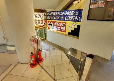 御堂筋沿いの立地 ビデオ試写室跡の地下1階店舗 大阪の居抜き物件 貸店舗情報